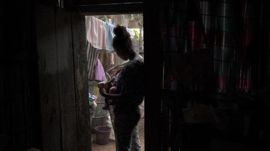 Una adolescente sostiene a su bebé recién nacida en Monte Sinaí. Guayaquil, 16 de agosto de 2022.