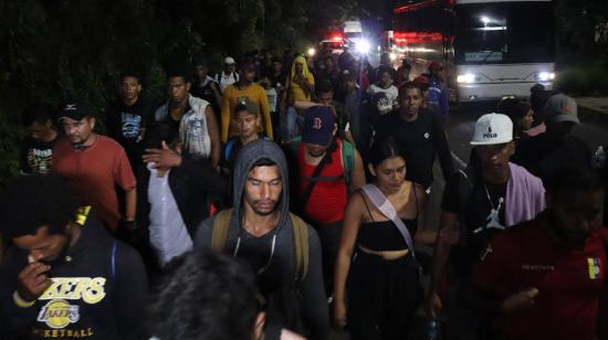 Migrantes caminan en caravana en la ciudad de Tapachula en el estado de Chiapas, el 26 de agosto de 2022.