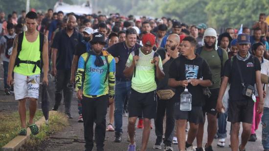 Migrantes caminan en caravana en la ciudad de Tapachula en el estado de Chiapas, el 26 de agosto de 2022.