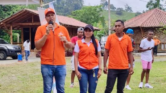 Miguel Ruiz (izq.), precandidato a Alcalde de Esmeraldas por Centro Democrático, durante un evento de apoyo electoral en Atacames, el 20 de agosto de 2022.