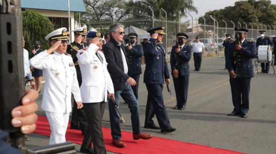 El presidente Guillermo Lasso a su salida de la Base Aérea de Guayaquil hacia Lima, la tarde del 28 de agosto de 2022.