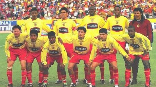 La plantilla del Aucas de 2004. Parados (de izq. a der.): Oswaldo Minda, Renán Calle, Facundo Corozo, Jairo Campos y René Higuita. Agachados: Gustavo Figueroa, Rolando Parrales, Mario Lastra, Vilson Rosero, Mellington Guerrero y Óscar Villarreal. 