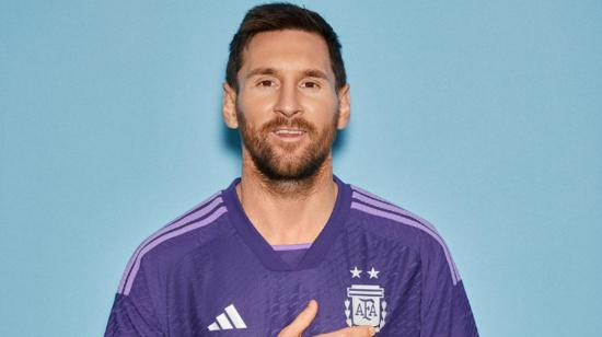 Lionel Messi usa la camiseta alterna de la selección argentina, el 29 de agosto de 2022.