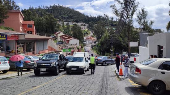 Autos hacen fila en el Centro de Revisión Vehicular Los Chillos, en Quito, el 29 de agosto de 2022.
