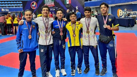 Karatecas ecuatorianos con sus medallas obtenidas en el Panamericano Juvenil, en agosto de 2022.