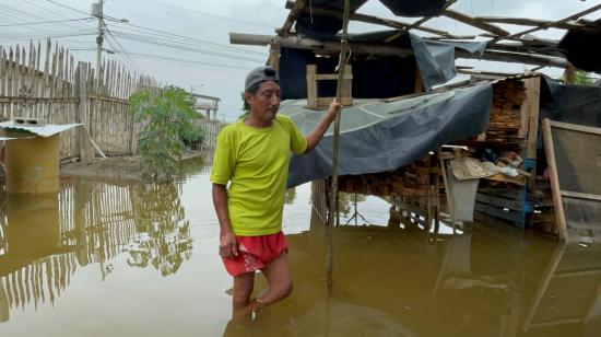 Cléver Muñi, habitante de Monte Sinaí, fue afectado por las inundaciones. Guayaquil, 31 de enero de 2022.