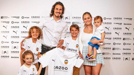 El jugador uruguayo, Edinson Cavani, junto a su familia en su presentación oficial con el Valencia CF.
