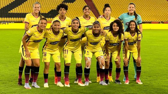 Las jugadoras de Barcelona posan previo al encuentro frente a Espuce por la Superliga en el Estadio Banco Pichincha, el 26 de agosto de 2022.