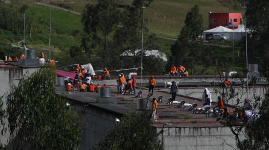 Presos caminan en los techos de la cárcel de Turi en Cuenca, durante el motín del 4 de abril de 2022.