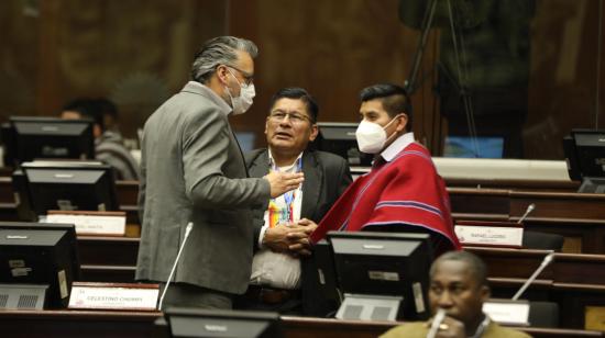 De izq. a der.: Marlon Cadena (ID), Celestino Chumpi (Pachakutik) y Christian Yucailla (Pachakutik) dialogan antes de la instalación del juicio político contra el Consejo de la Judicatura, este 31 de agosto de 2022.