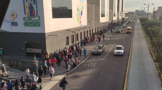 Cientos de pacientes buscan citas médicas en el Hospital Quito Sur del IESS, el 1 de agosto de 2022