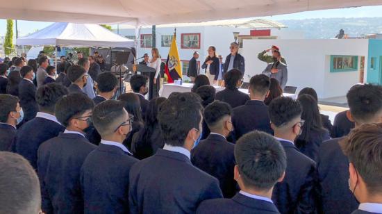 El presidente Guillermo Lasso y la ministra de Educación, María Brown, junto a estudiantes y profesores del Colegio Réplica Mejía durante la inauguración del año escolar, el 1 de septiembre de 2022.