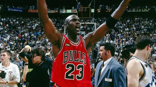 El jugador de baloncesto, Michael Jordan, con la camiseta número 32 de los Chicago Bulls.