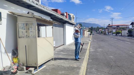 Luis Antonio Pérez vigila las casas del barrio La Armenia, en el suroiente de Quito, para evitar la presencia de la delincuencia, el 31 de agosto de 2022.