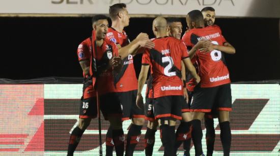 Jugadores de Goianiense celebran un gol ante Sao Paulo por la Copa Sudamericana, el 1 de septiembre de 2022.