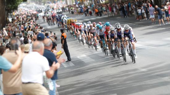 El pelotón pasa por Málaga durante la Etapa 12 de la Vuelta a España 2022, el jueves 1 de agosto.