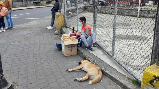 Dos niños venden panela y miel de abeja en el sur de Quito, el 1 de septiembre de 2022.