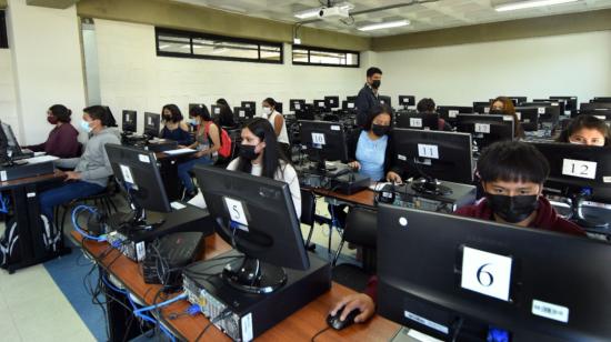 Estudiantes rinden el examen Transformar, el 2 de septiembre de 2022 en Quito.