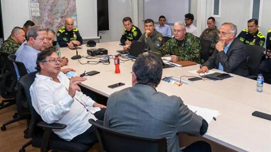 Fotografía cedida por la Presidencia de Colombia que muestra al presidente Gustavo Petro (i) durante una reunión en el Ministerio de Defensa, tras el ataque armado, el 2 de septiembre de 2022. 