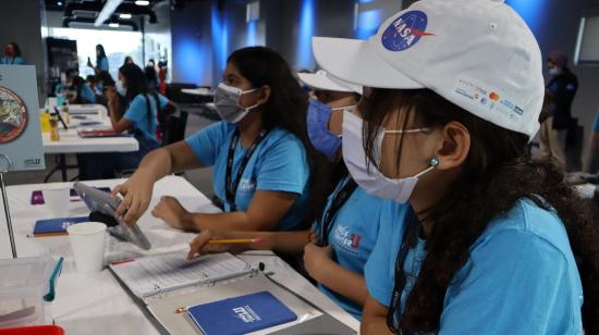 Tres niñas en el programa de inmersión She is Astronauta, en la Estación Espacial de la NASA. 