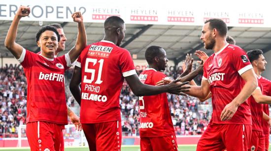 El ecuatoriano Anthony Valencia festeja luego de anotar con el Royal Antwerp, de Bélgica el 4 de septiembre de 2022.