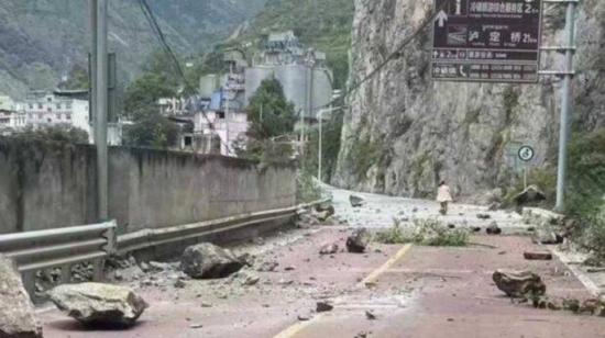 El sismo de 6,8 de magnitud en el centro de China, dejó daños en varias carreteras y viviendas, el 5 de septiembre de 2022.