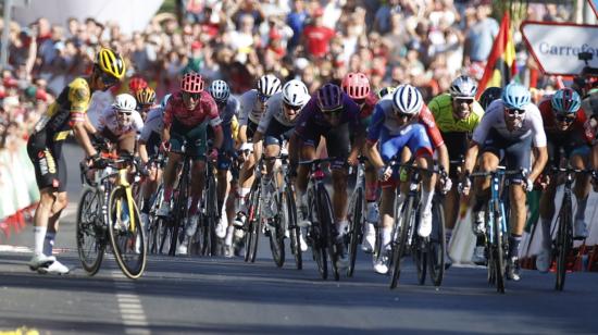 El esloveno Primoz Roglic se cayó a 75 metros de la meta en la Etapa 16 de la Vuelta a España, el 6 de septiembre de 2022. 