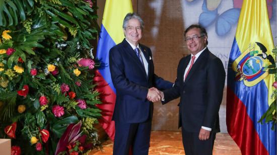 Los presidentes Guillermo Lasso y Gustavo Petro, durante un saludo protocolar, el 6 de agosto de 2022, en Bogotá.