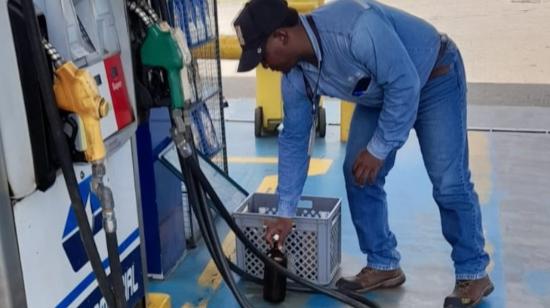 Personal de la Agencia de Control de la Energía (ARC) toma muestras para verificar la calidad de la nueva gasolina Eco Plus en estaciones de San Lorenzo y El Pailón, en Esmeraldas, el 23 de agosto de 2022.
