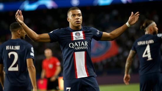 Kylian Mbappé del PSG celebra uno de los goles anotados frente a la Juventus, por la Champions el 6 de septiembre de 2022.