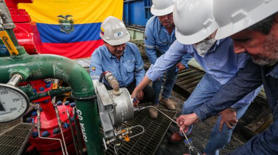 El presidente Guillermo Lasso (centro) y el ministro de Energía, Juan Carlos Bermeo (derecha), durante un recorrido por el campo Ishpingo, en el Bloque 43, el 13 de abril de 2022.  