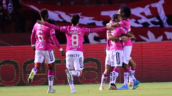 Los jugadores de IDV se abrazan después de uno de los goles ante Melgar.