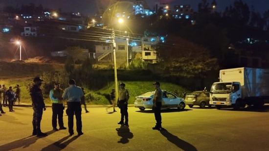 Imagen del lugar, cercano a la cárcel de Loja, donde se detonó un artefacto explosivo en un vehículo estacionado, la noche del 7 de septiembre de 2022.