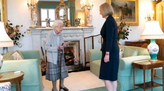 La reina Isabel II recibió en una reunión protocolaria, en el castillo de Balmoral, en Escocia, a la primera ministra británica, Liz Truss, el 6 de septiembre de 2022.