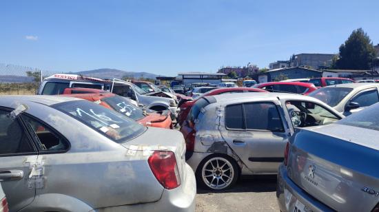 Autos en el centro de retención vehicular Bicentenario de Quito, el 8 de septiembre de 2022.