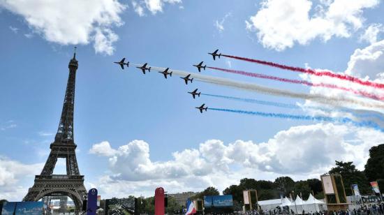 Aviones, cercanos a la Torre Eiffel, pintan la bandera francesa en el cielo de París. 