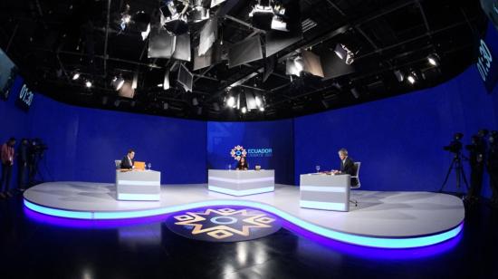 Andrés Arauz, del correísmo; la moderadora Claudia Arteaga, y Guillermo Lasso, de Creo durante el debate presidencial, 21 de marzo de 2021.