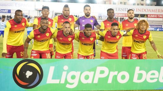 Los jugadores de Aucas posan antes del partido ante Macará por la LigaPro, el 20 de agosto de 2022.