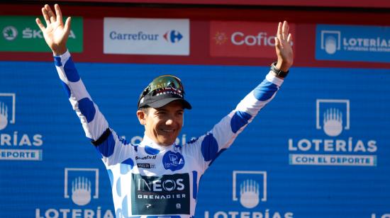 El ecuatoriano Richard Carapaz en el podio con el maillot de líder de la montaña al término de la Etapa 19 de la Vuelta a España.