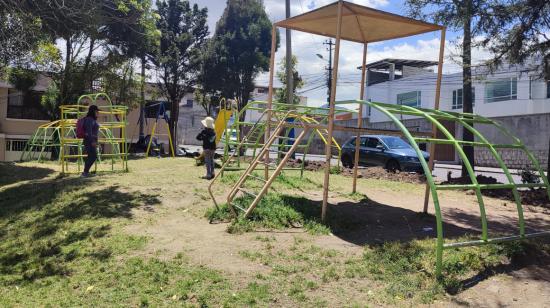 Un niño y su madre juegan en el parque de barrio San José de Monjas de Quito, el 9 de septiembre de 2022.