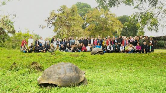 Foto grupal de los científicos que visitaron las islas Galápagos, el 6 de septiembre de 2022.