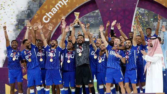 Los jugadores del equipo saudí Al Hilal ceelbran su victoria ante el equipo egipcio Kamalek, tras ganar la Copa Lusail, el 9 de septiembre de 2022.