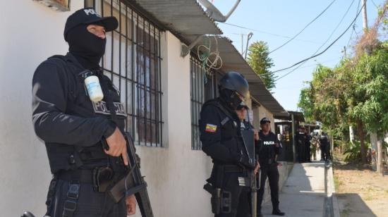 Policías patrullan el sector de Socio Vivienda 2, del distrito Nueva Prosperina, Guayaquil, 9 de septiembre de 2022.