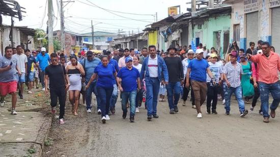 Paúl Vélez recorre Muisne como precandidato para la alcaldía de ese cantón, el 3 de septiembre de 2022.