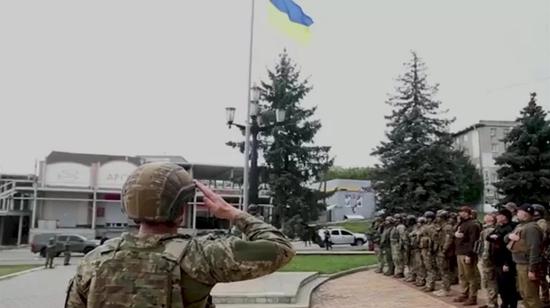 Militares ucranianos izan la bandera de su país en Járkov, territorio recuperado, el 10 de septiembre de 2022. 