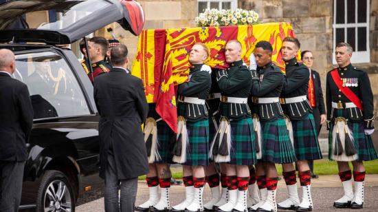 Miembros del Ejército inglés cargan el ataúd con los restos de la Reina Isabel II, a su llegada a Edimburgo, el 11 de septiembre de 2022. 