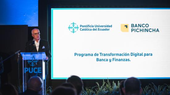 El presidente de Banco Pichincha, Antonio Acosta, durante la presentación del Programa de Transformación Digital en Banca y Finanzas en la PUCE, este 9 de septiembre de 2022.