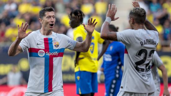 El delantero del Barcelona FC Robert Lewandowski (i) es felicitado por su compañero Rafhinha, en el partido ante Cadiz, el 10 de septiembre de 2022. 