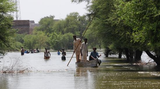 Residentes tratan de salir en botes de una zona en las afueras de Pakistán, el 8 de septiembre de 2022. 