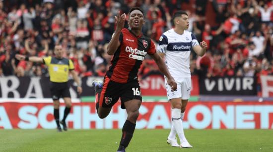 Djorkaeff Reasco festeja su gol con Newell's en la victoria ante Gimnasia, el 11 de septiembre de 2022.